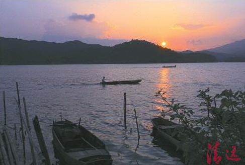 傍晚,樞紐庫(kù)區(qū)漁民捕魚(yú)歸來(lái)。