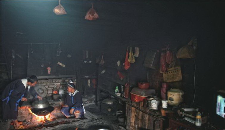 大多數(shù)瑤民還保留著燒柴做飯的傳統(tǒng)習(xí)俗。室內(nèi)被煙火長期熏烤,黑乎乎的。