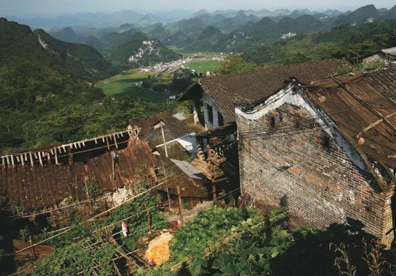 油嶺瑤寨許多傳統(tǒng)建筑已無人居住。不遠(yuǎn)的山下就是移民新村。