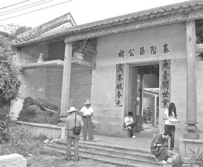 古色古香的泰階張公祠,掩映在一片綠竹叢中。清新區(qū)文物工作者正在進行田野調(diào)查。