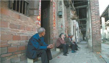 古街上的老人經(jīng)常聚集一起聊天。