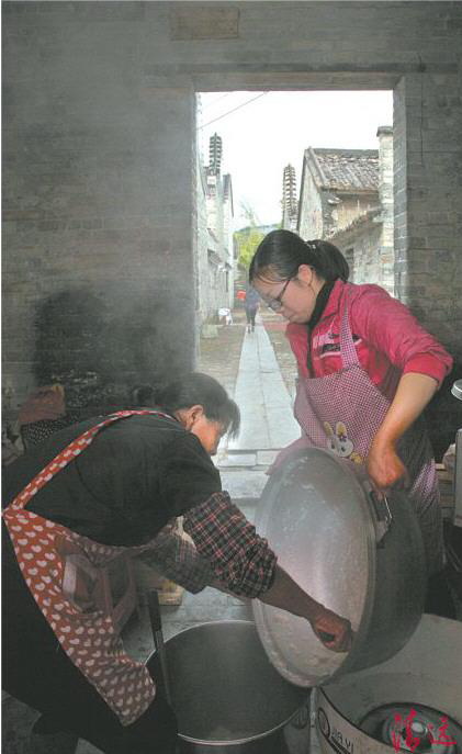 后勤人員緊張地準備午飯。
