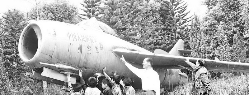 蟄伏于思源園里的一架退役戰(zhàn)機。
