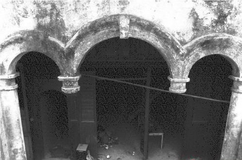 內(nèi)部裝飾具有民國(guó)特色,位于二樓的羅馬柱,中間兩根柱子已丟失。