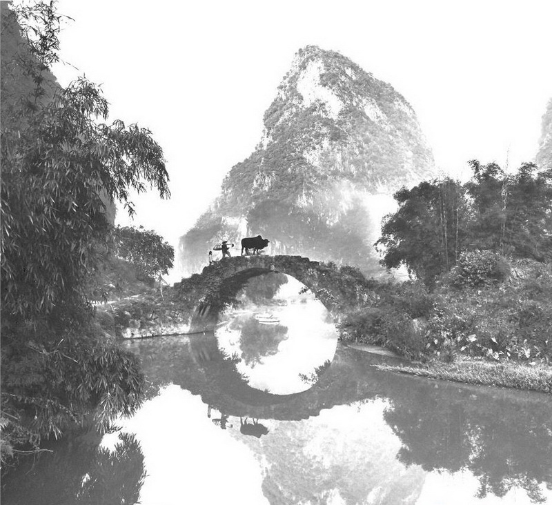 英西峰林永豐橋,橋因旁邊的永豐寺而得名。古石橋已無(wú)年月和造建者可考,但這絲毫不妨礙它從容而清伶地安立這鄉(xiāng)間天地。石橋獨(dú)自架于峰巒盛開(kāi)的曠野溪流之上,則打破了慣性的審美定勢(shì),顯出其清麗之美。從橋上牽牛而過(guò)的人叫阿六,身高不到一米五。