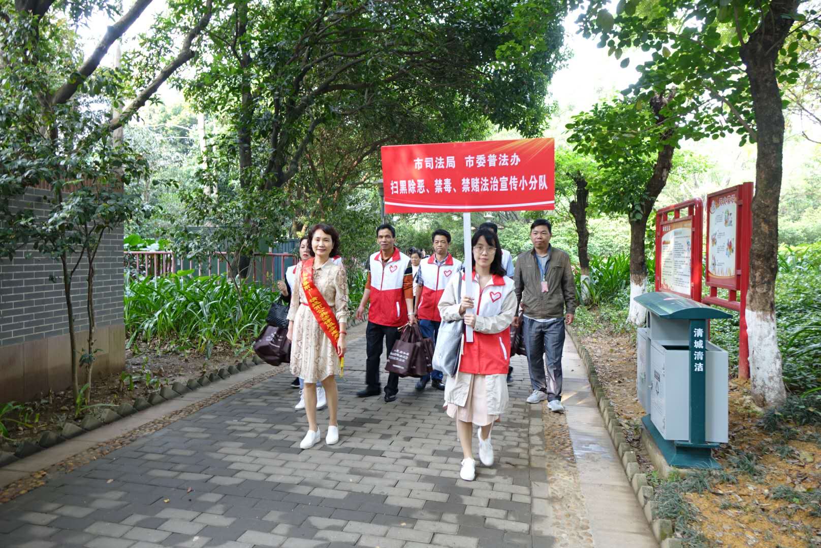 3月5日，市司法局、市委普法辦在清城區(qū)鳳城街道鳳桂園社區(qū)開展掃黑除惡、禁毒、禁賭法治宣傳活動2.jpg