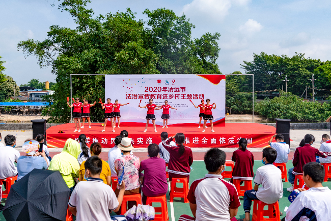 2020年清遠(yuǎn)市法治宣傳教育進(jìn)鄉(xiāng)村主題活動(dòng)走進(jìn)清城區(qū)龍?zhí)伶?zhèn)定安村。清遠(yuǎn)日?qǐng)?bào)記者_(dá)江元威_攝.jpg
