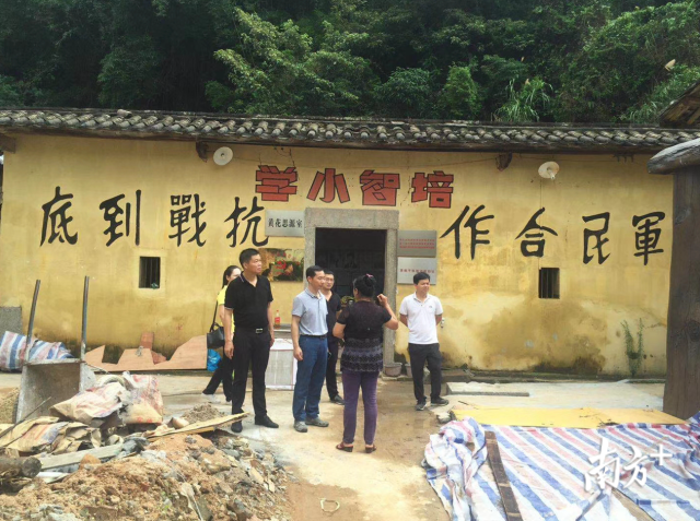 李庚原與縣委組織部人員前往存久洞村了解黨建工作。程浩 攝
