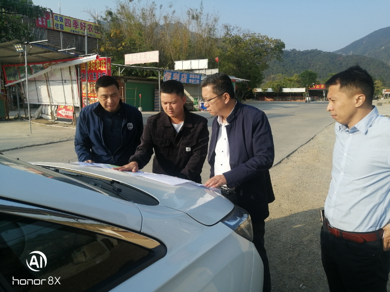 2022年1月7日，局黨組成員、副局長張?jiān)聵s同志率供排水科及市水務(wù)集團(tuán)有關(guān)人員前往市區(qū)供水設(shè)施建設(shè)工程蘇仙嶺頂管段、金融學(xué)院段、職教一路段、環(huán)城東路北段等施工現(xiàn)場檢查安全生產(chǎn)、疫情防控及工程進(jìn)展情況。 (2).jpg