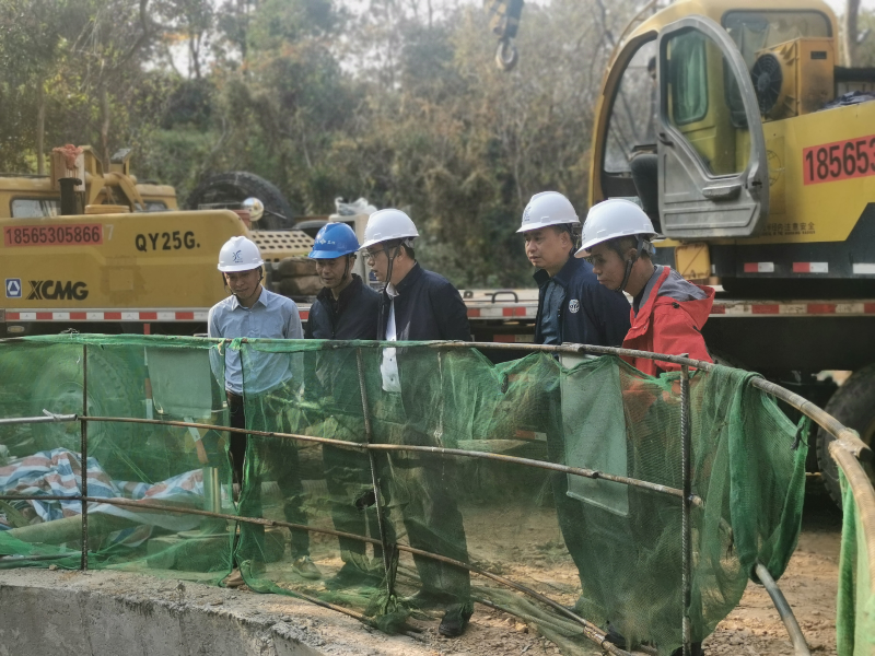 2022年1月7日，局黨組成員、副局長張?jiān)聵s同志率供排水科及市水務(wù)集團(tuán)有關(guān)人員前往市區(qū)供水設(shè)施建設(shè)工程蘇仙嶺頂管段、金融學(xué)院段、職教一路段、環(huán)城東路北段等施工現(xiàn)場檢查安全生產(chǎn)、疫情防控及工程進(jìn)展情況。.jpg