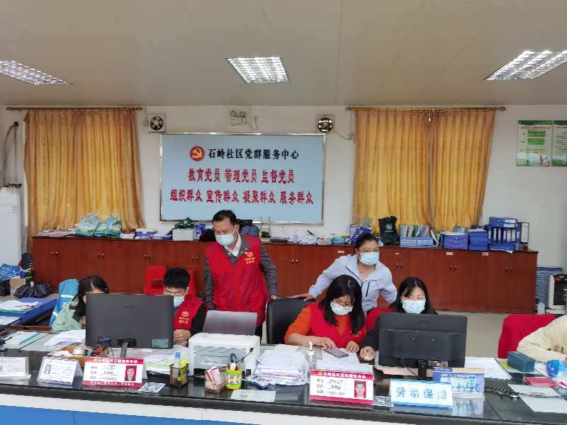 2022年4月18日，清遠市水利局黨員干部在清城區(qū)龍?zhí)伶?zhèn)石嶺村開展疫情防控工單核查。.jpg