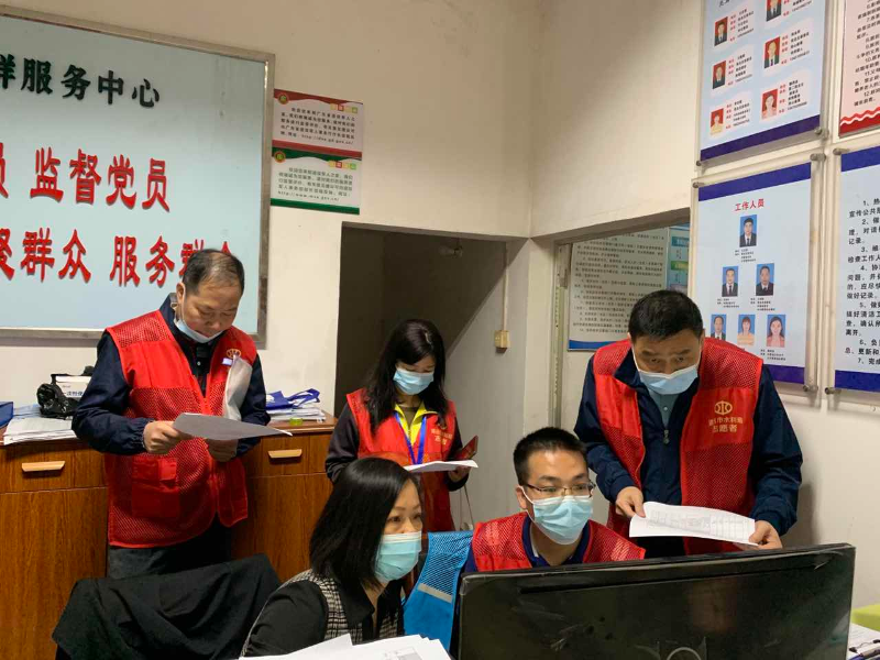 2022年4月17日，清遠市水利局下沉干部在清城區(qū)龍?zhí)伶?zhèn)金沙村開展疫情防控工單核查。.jpg