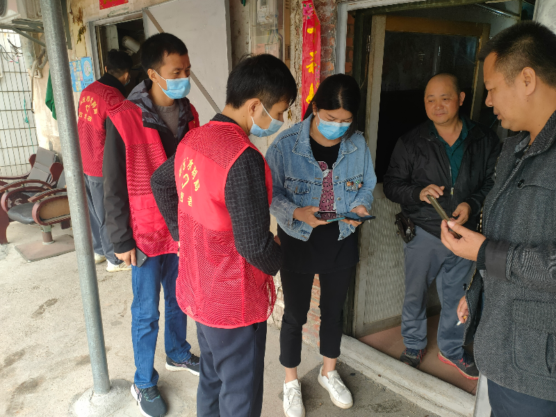 2022年4月19日，清遠市水利局下沉干部協(xié)助龍?zhí)伶?zhèn)泗合村委會走訪商戶，積極宣傳疫情防控要求，指導(dǎo)營業(yè)者下載使用場所碼。.jpg
