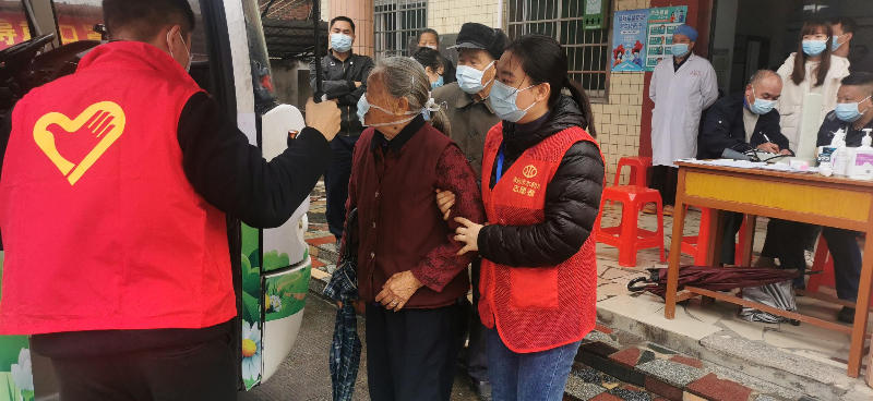2022年4月19日，清遠市水利局黨員志愿者協(xié)助云路社區(qū)黨群服務中心為前來接種疫苗的群眾預約登記、掃碼測溫、接種指引、指導接種流程，為疫苗接種工作的有序運作保駕護航。.jpg