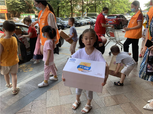 清城區(qū)中冠幼兒園響應(yīng)號召向?yàn)?zāi)區(qū)捐贈(zèng)物資，師生、家長協(xié)力開展采購。受訪者供圖