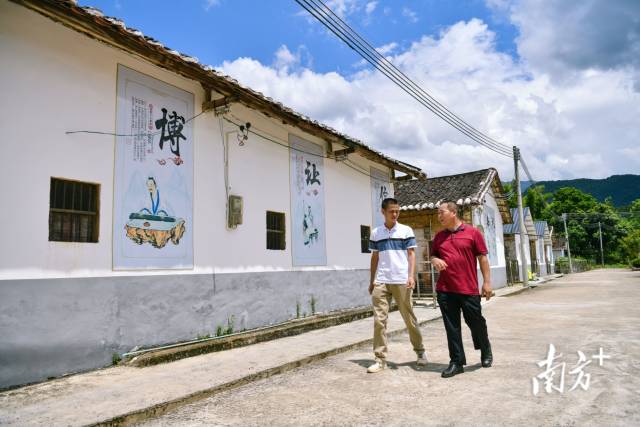 清遠(yuǎn)市退役軍人事務(wù)局派駐園山村第一書記錢峰與留坌村小組長溝通推進(jìn)該村農(nóng)旅項目。 曾亮超 攝