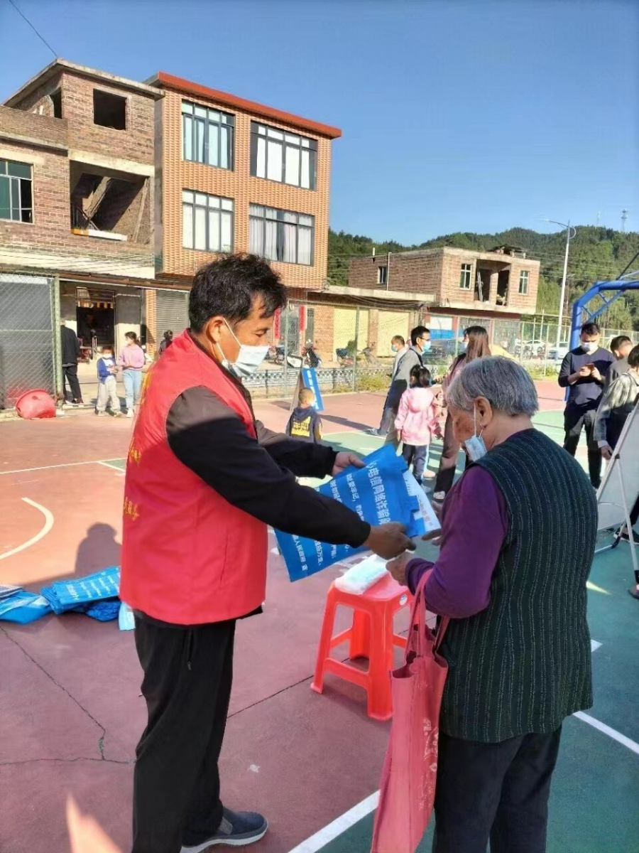 連山壯族瑤族自治縣小三江鎮(zhèn)田心村黨總支部書記、村委會主任黃家得在向村民宣傳反電信詐騙知識。資料圖