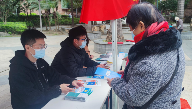 （圖為2022年12月6日，在清新區(qū)太和鎮(zhèn)建設(shè)社區(qū)駿豪城開展地名管理政策宣傳活動）.jpg