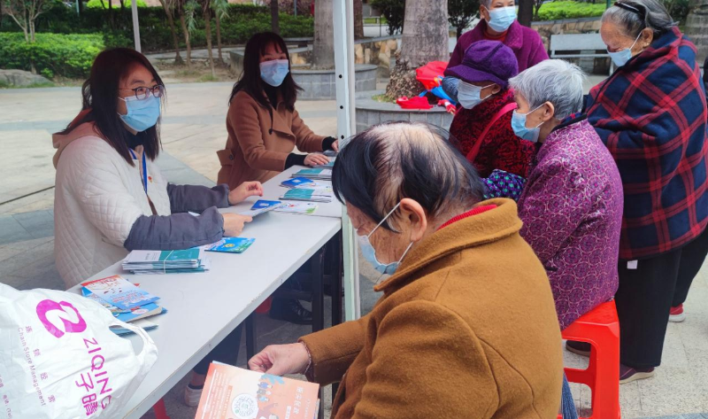 （圖為2022年12月6日，在清新區(qū)太和鎮(zhèn)建設(shè)社區(qū)駿豪城開展法治宣傳活動）.jpg