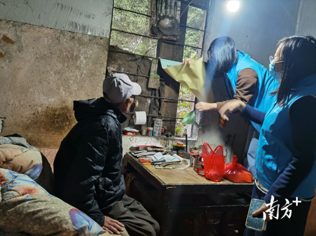 英德市東華鎮(zhèn)雙百社工為困難獨(dú)居老人林伯送御寒棉被，并為其修補(bǔ)破舊的窗戶。