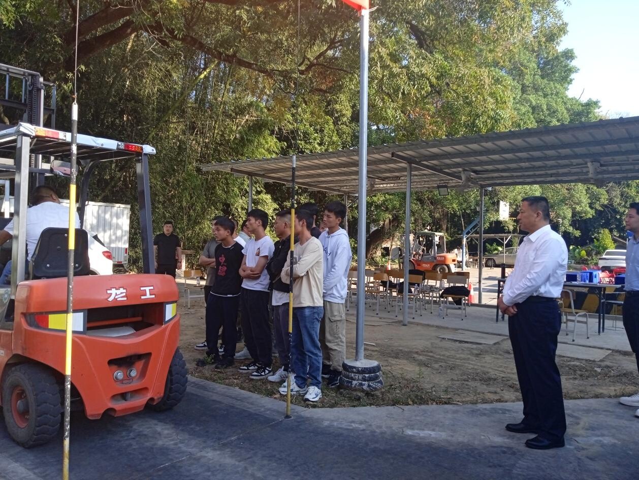 100”退役軍人叉車駕駛培訓班暨職業(yè)技能叉車駕駛培訓結(jié)業(yè)招聘會順利舉行(7)(1)_1