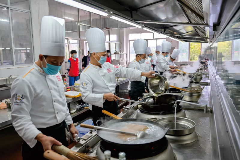 圖片三  近年來，清遠(yuǎn)市高質(zhì)量推進(jìn)“三項(xiàng)工程”，強(qiáng)化培訓(xùn)夯實(shí)基礎(chǔ)，讓更多勞動(dòng)者掌握了一技之長。（資料圖）.jpg