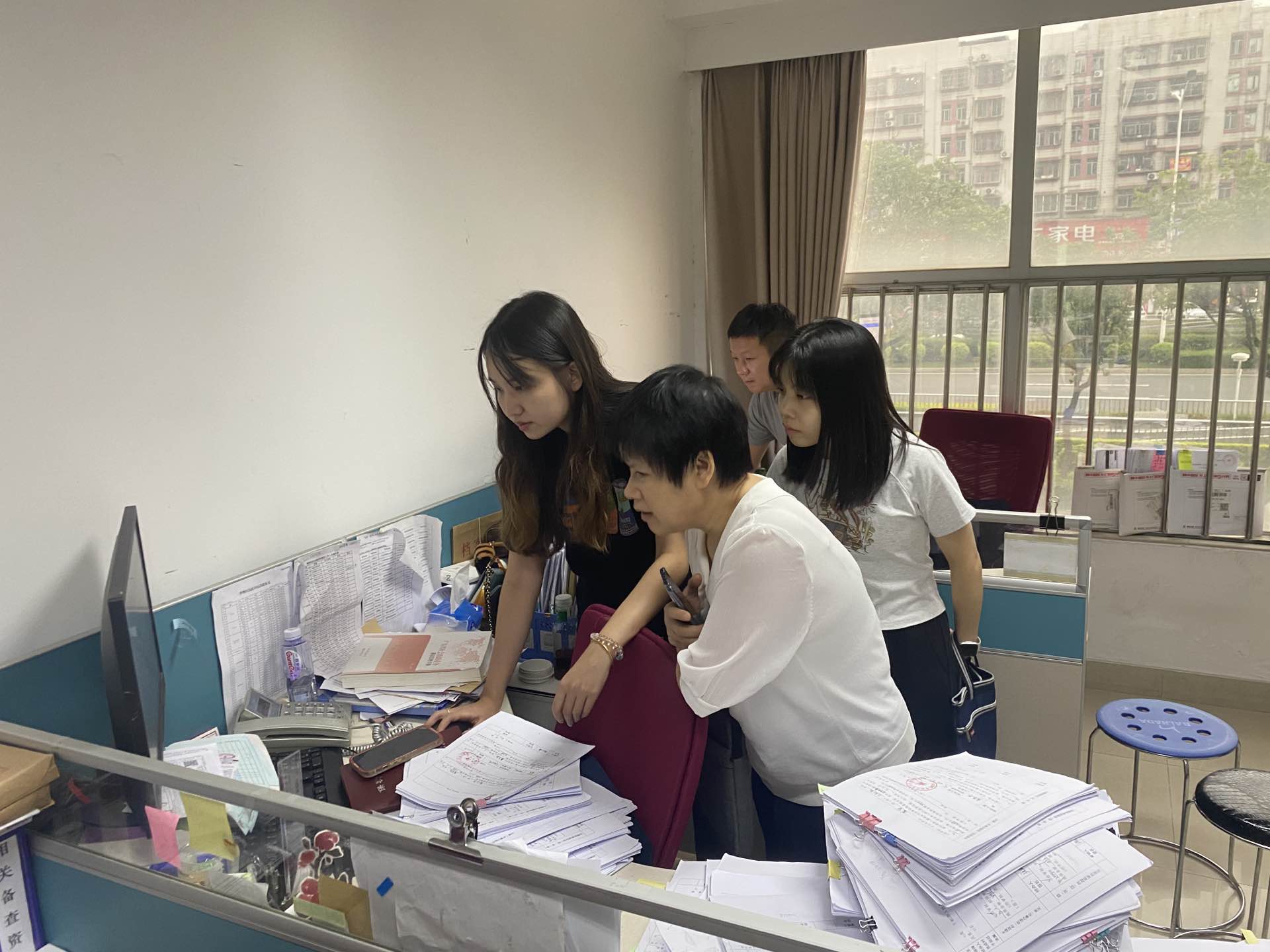 圖為今年國慶前夕，梁冬婷與審計組人員到復耕復種現(xiàn)場，核查惠民惠農(nóng)補貼真實情況。