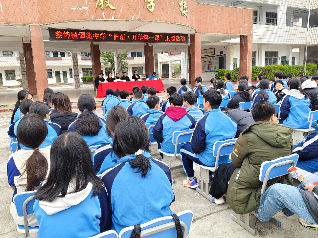 黎埠司法所到黎埠中學(xué)、譚兆中學(xué)參加“開學(xué)第一課”教育活動(dòng).jpg