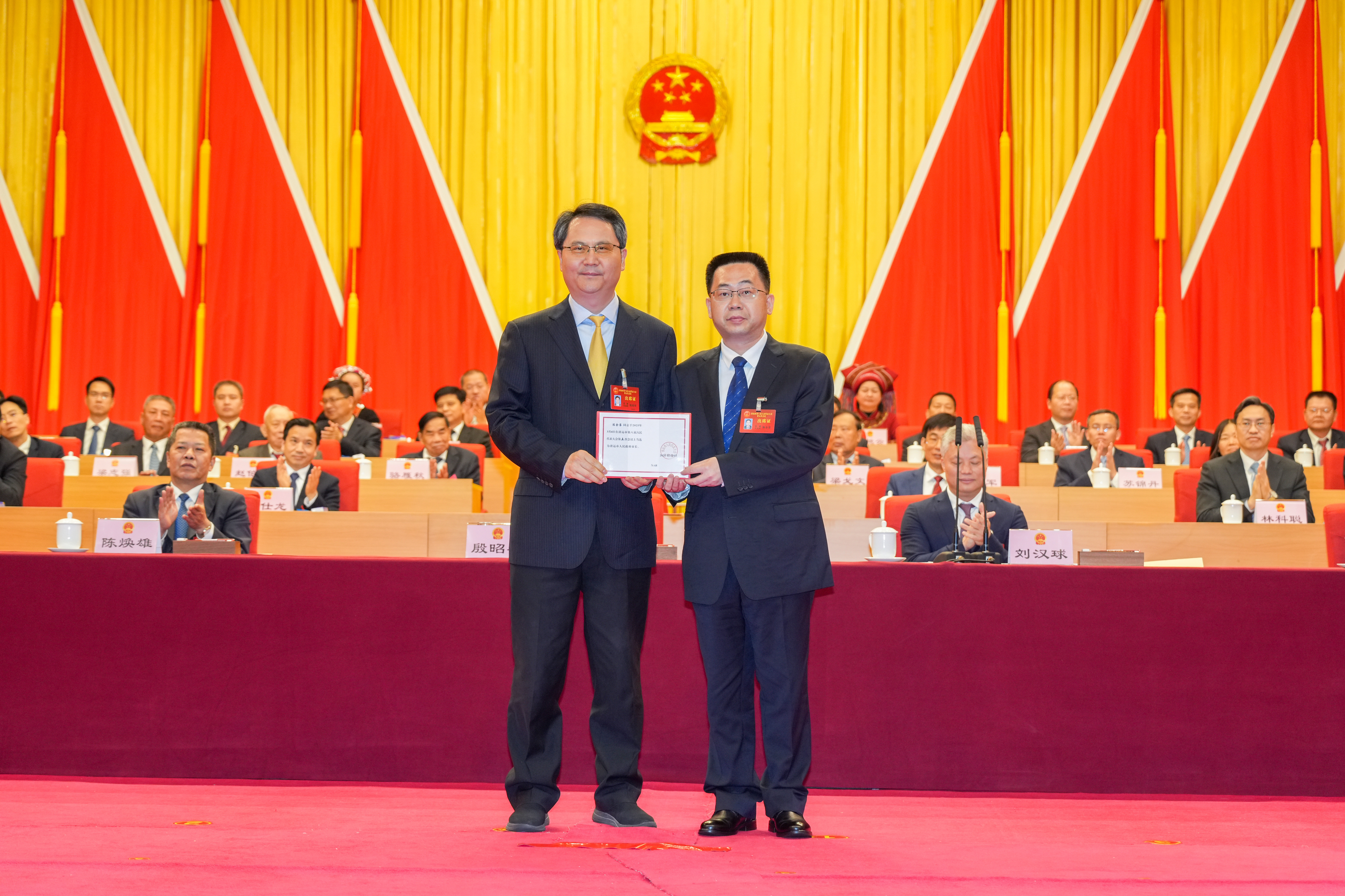 大會主席團常務(wù)主席、市委書記、市人大常委會主任殷昭舉為新當(dāng)選的清遠市人民政府市長陳金鑾頒發(fā)當(dāng)選證書。